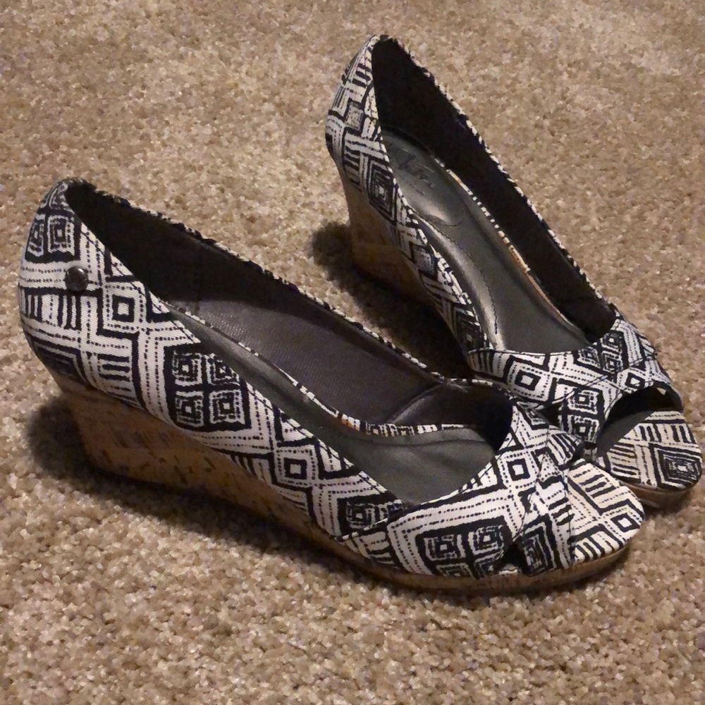 Life Stride black and white wedges